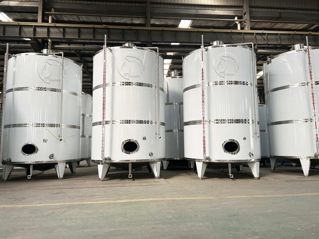 Oil storage tank