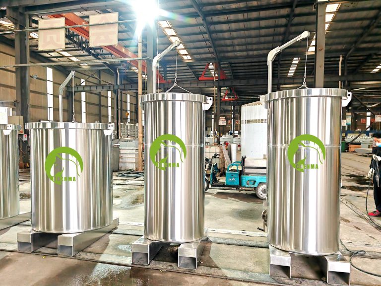 800L and 1000L folating lid tank with forklift