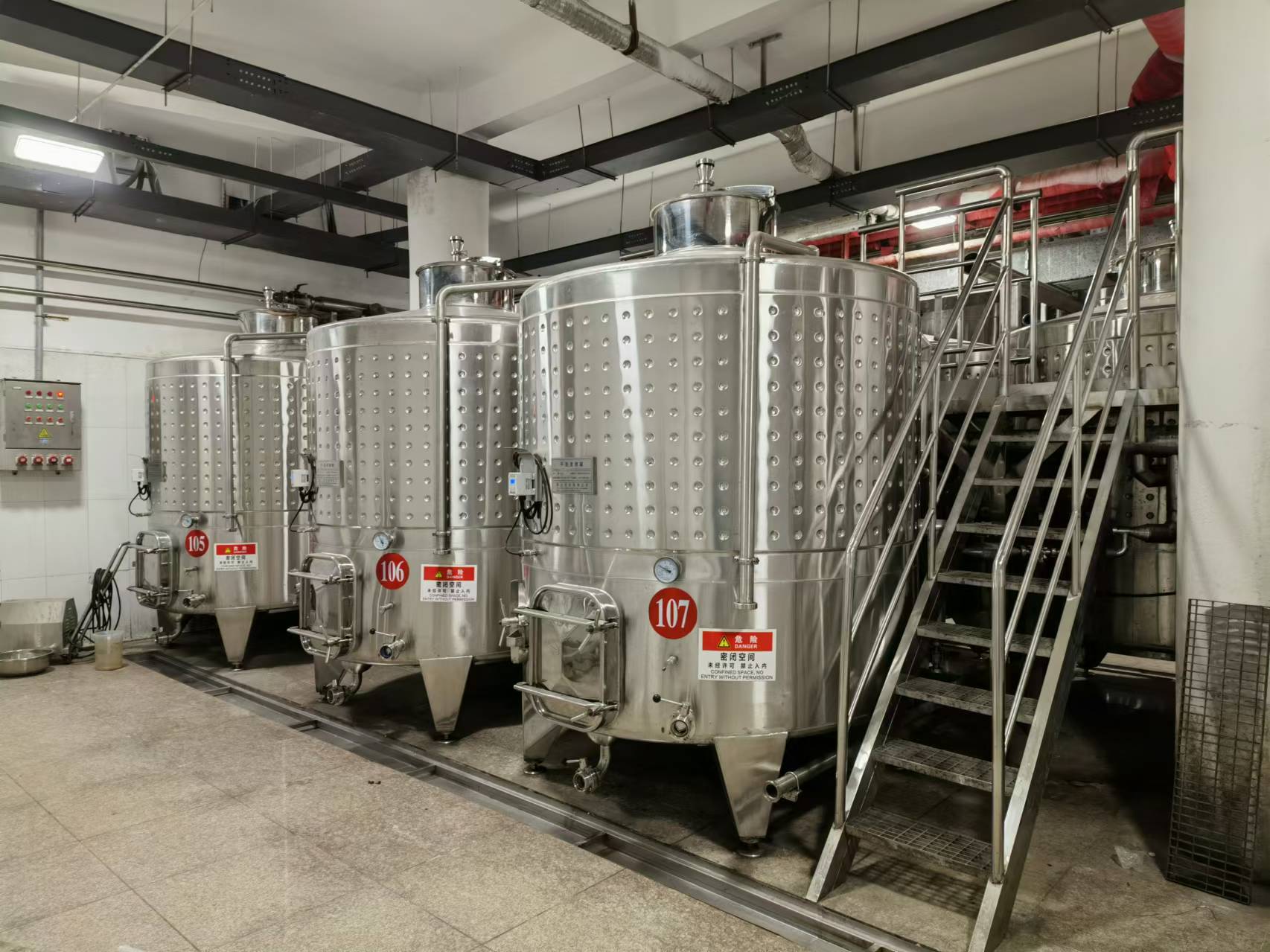 100HL-wine-tanks2.jpg