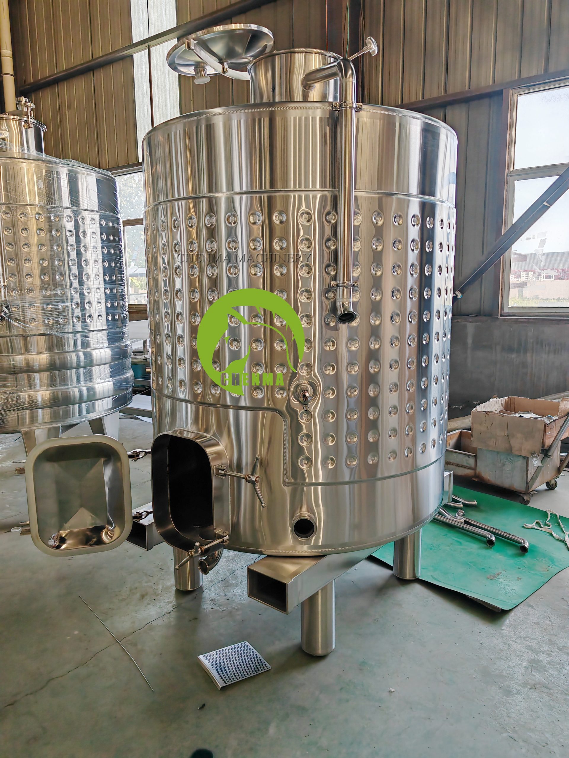 2000L-red-wine-fermenter-with-forklift-scaled-1.jpg