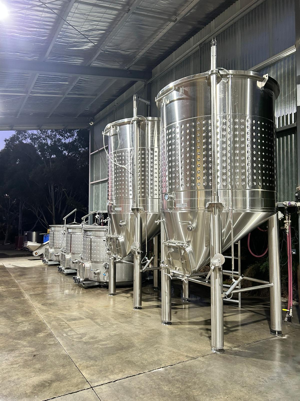 Australia-customer-received-the-5000L-conical-bottom-floating-lid-wine-tanks1-1.jpg