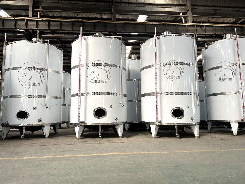 Oil storage tank