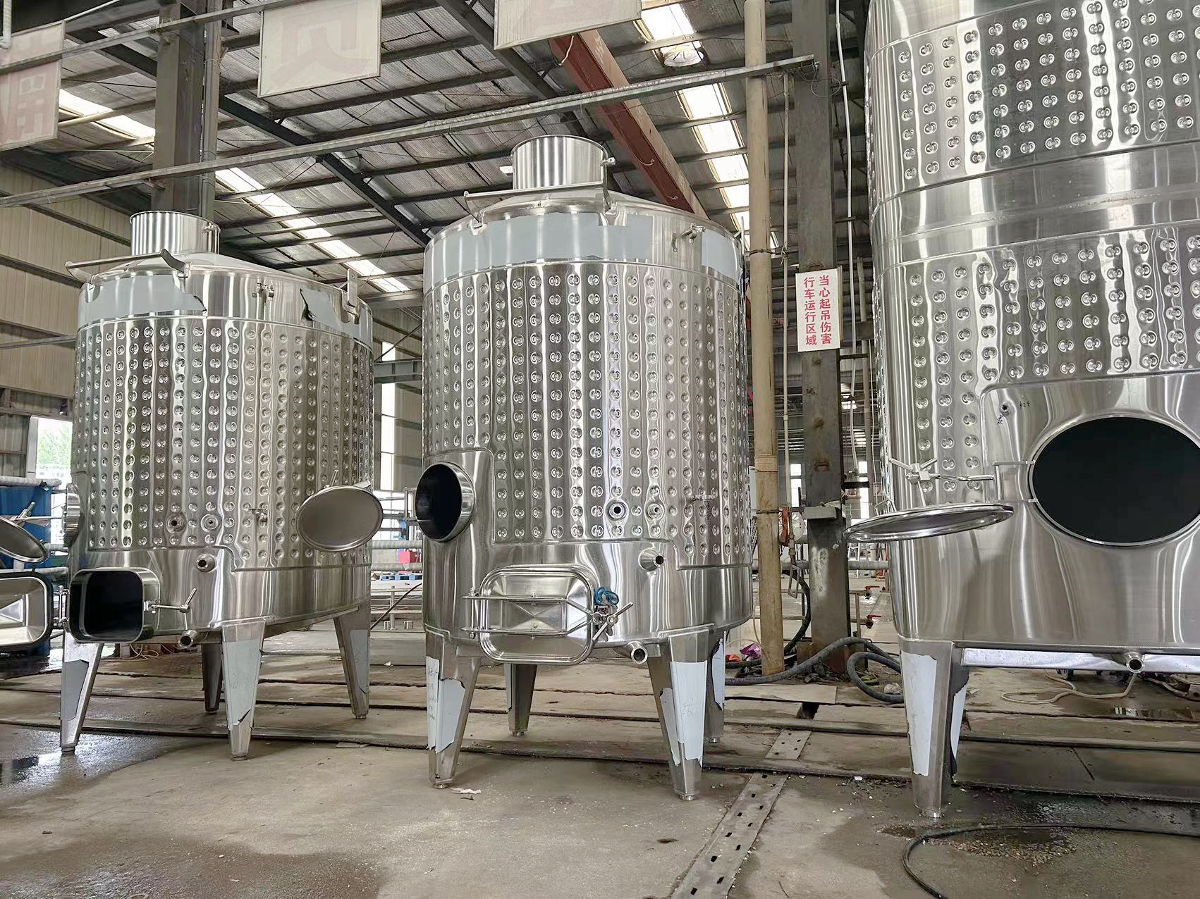 stainless-steel-round-fermentation-tanks1.jpg